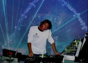 DJ-MB-Paradise mixt, was das Zueg hält