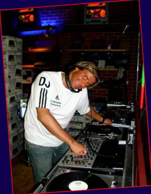 DJ-MB-Paradise beim Auflegen im Lager