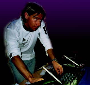 Dj MB Paradise bei der Arbeit 01