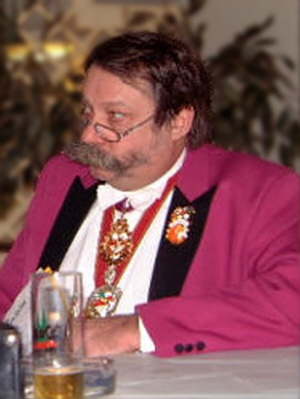 Hubert Bel: Manager, Moderator und Inhaber der K�nstleragentur HUBE (www.hu-be.de), Vorstand und Literat der K�lsche Narren Gilde, Mitglied im Literarischen Komitee des K�lner Karneval e.V.