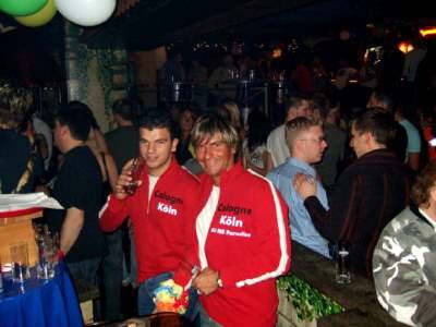 DJ MB Paradise mit Techniker Blerim Elshani nach erfolgreicher Arbeit beim Feiern in der Disco