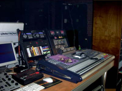 Mischpult mit CD und Bandeinheit fuer Studioaufnahmen