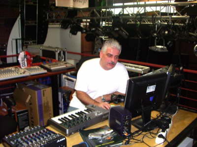 Techniker Frank Friedhoff bei Programmierung der Lightshow