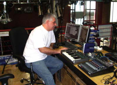 Techniker Frank Friedhoff bei Programmierung der Light-Show