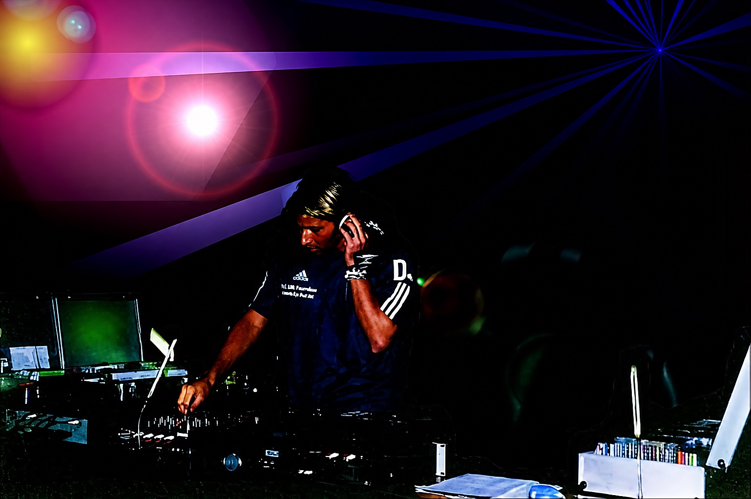 DJ Manni Bel bei einer nächtlichen Veranstaltung