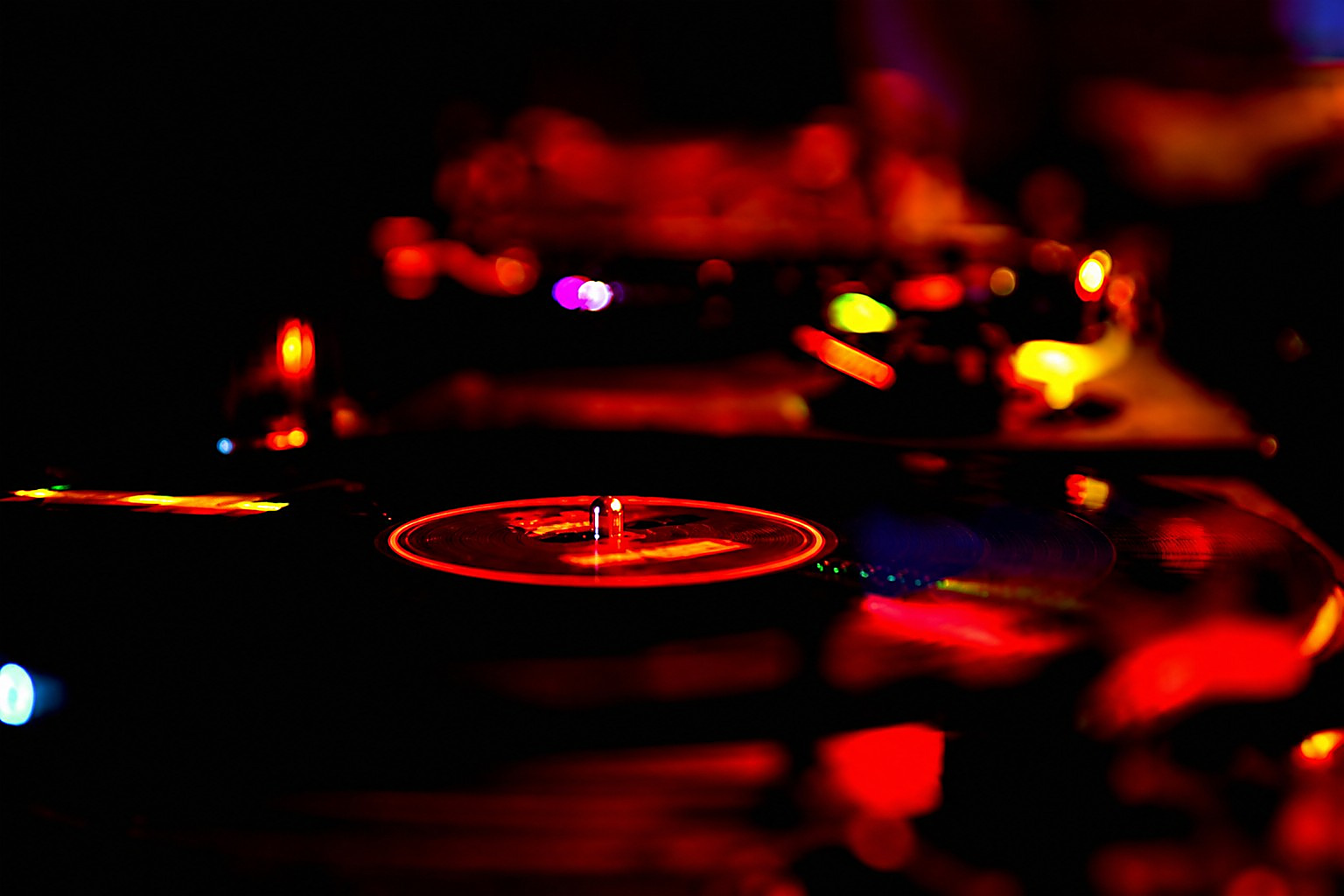Plattenspieler bei einer DJ-Veranstaltung