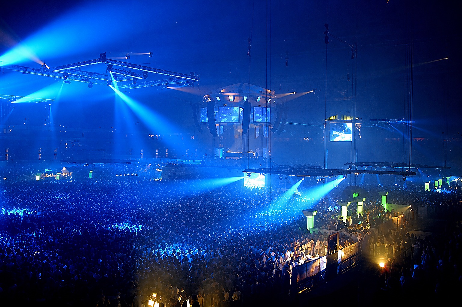 Tanzfläche mit farbiger Lichttechnik bei einer 80er-Party