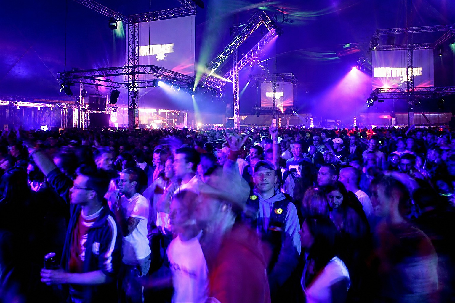 Gut gefüllte Tanzfläche bei einer 90er-Party