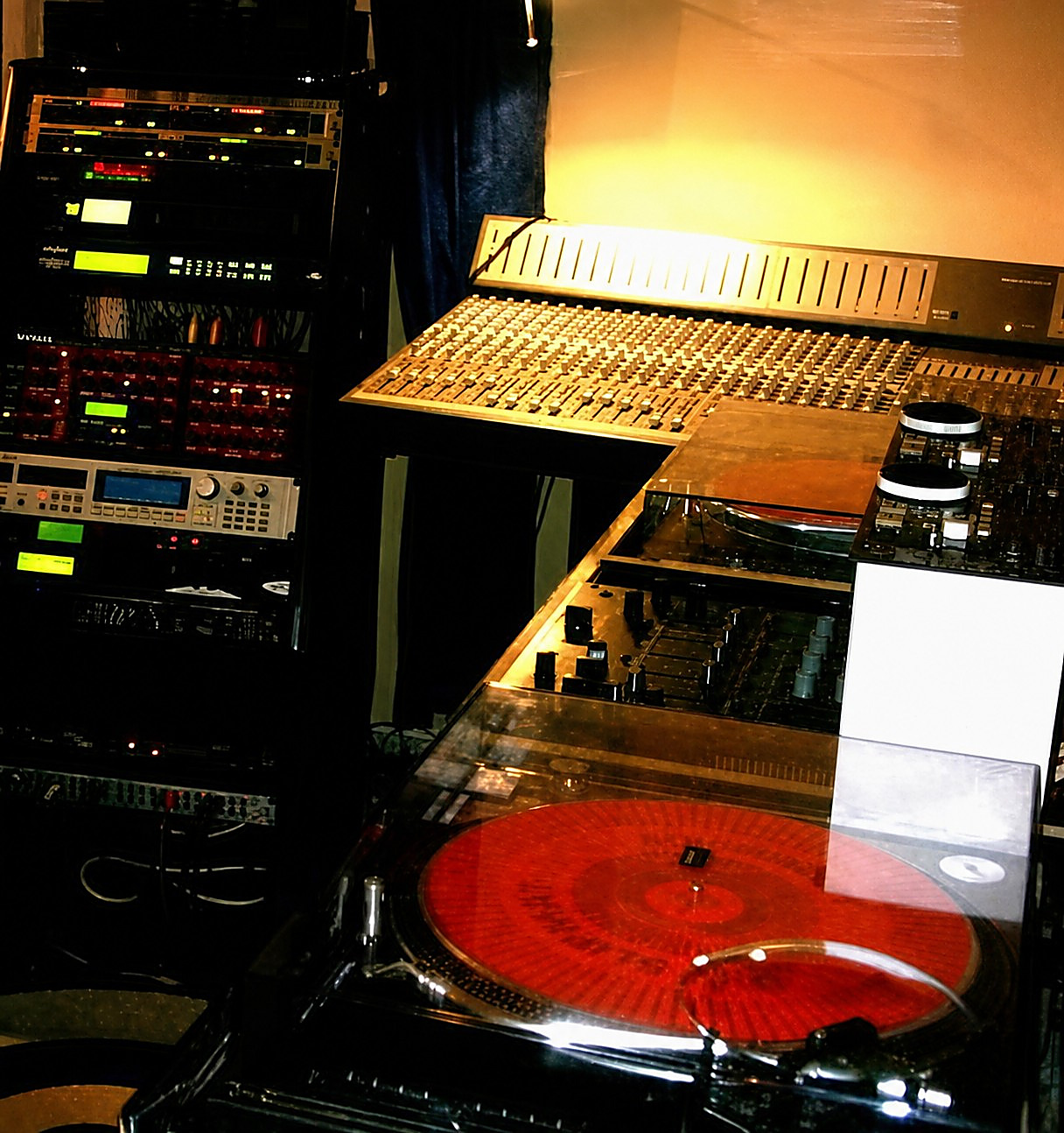 DJ-Technik und Plattenspieler im Einsatz