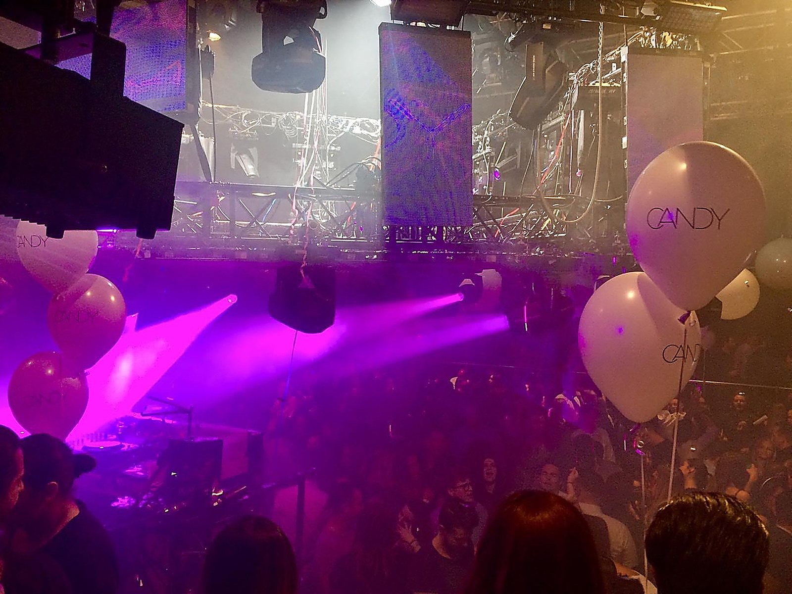 Club-Event mit Lichttechnik und besonderer Atmosphäre