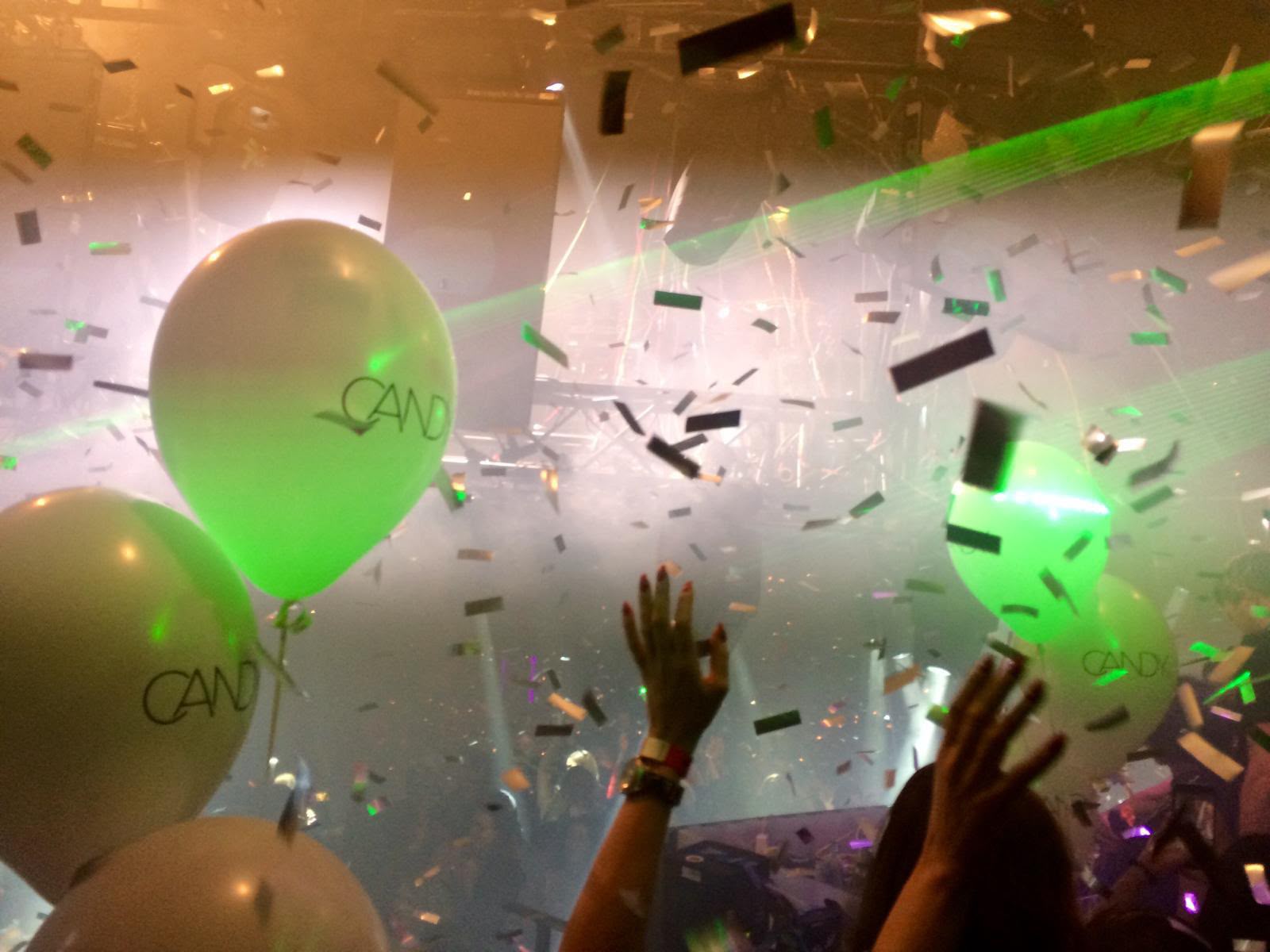 Konfetti, Lichtshow und Publikum bei einem Club-Event