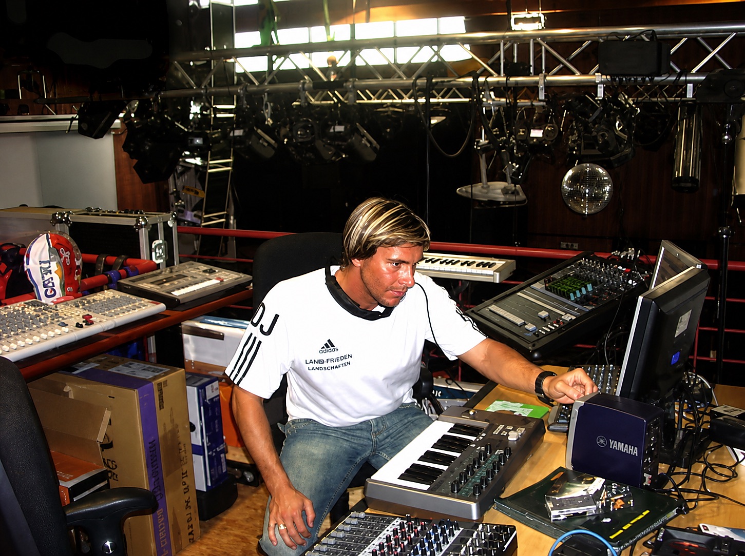 DJ Manni Bel im Studio an Mischpult und Keyboard