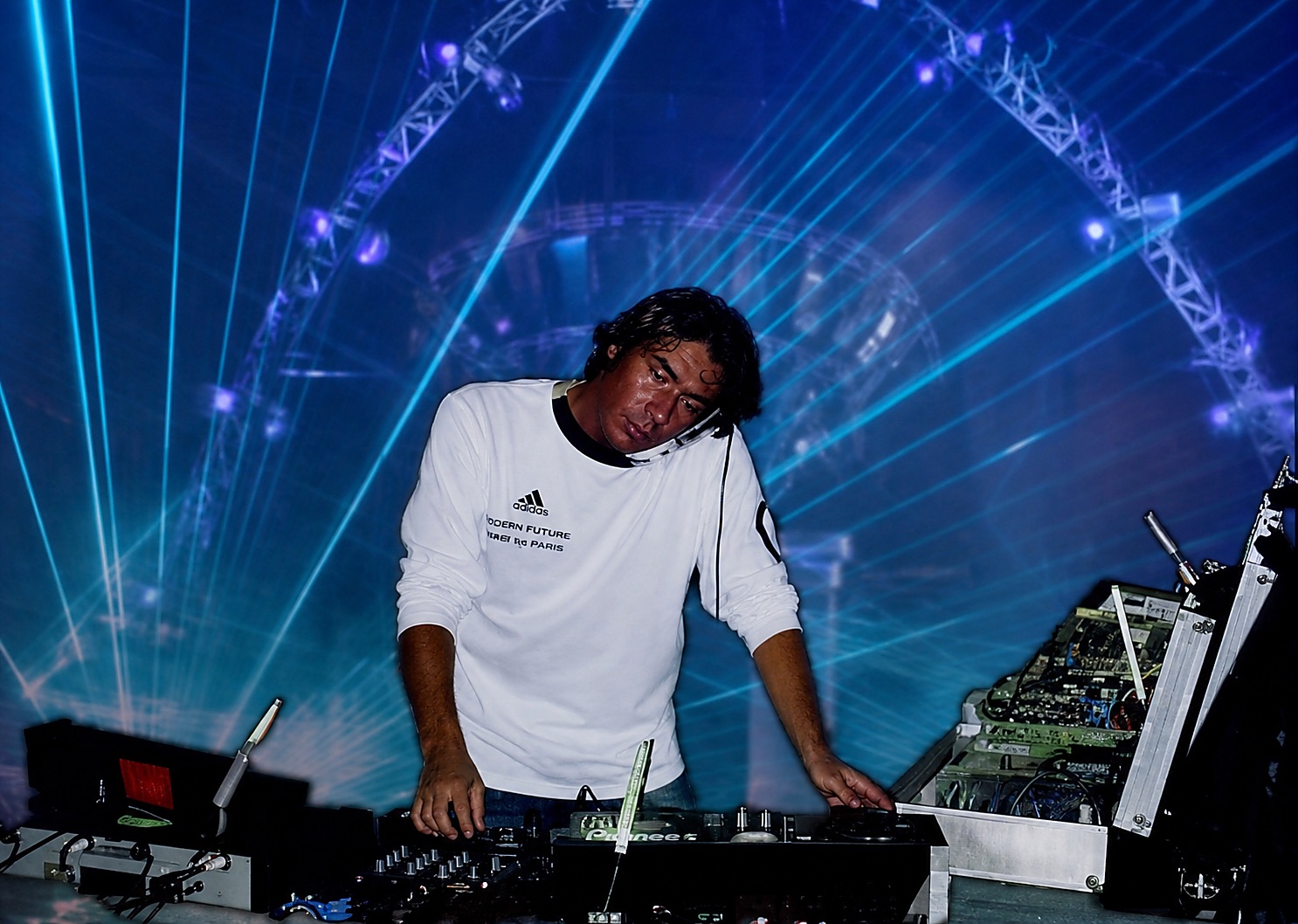 DJ MB PARADISE bei einer Lichtshow