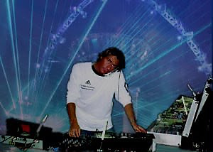 DJ Manni Bel am Mischpult mit Laserlicht