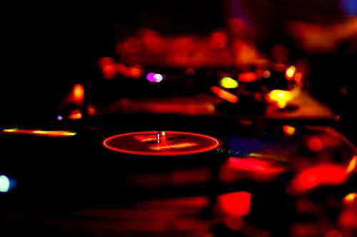 Rote DJ-Plattenspieler und Lichttechnik