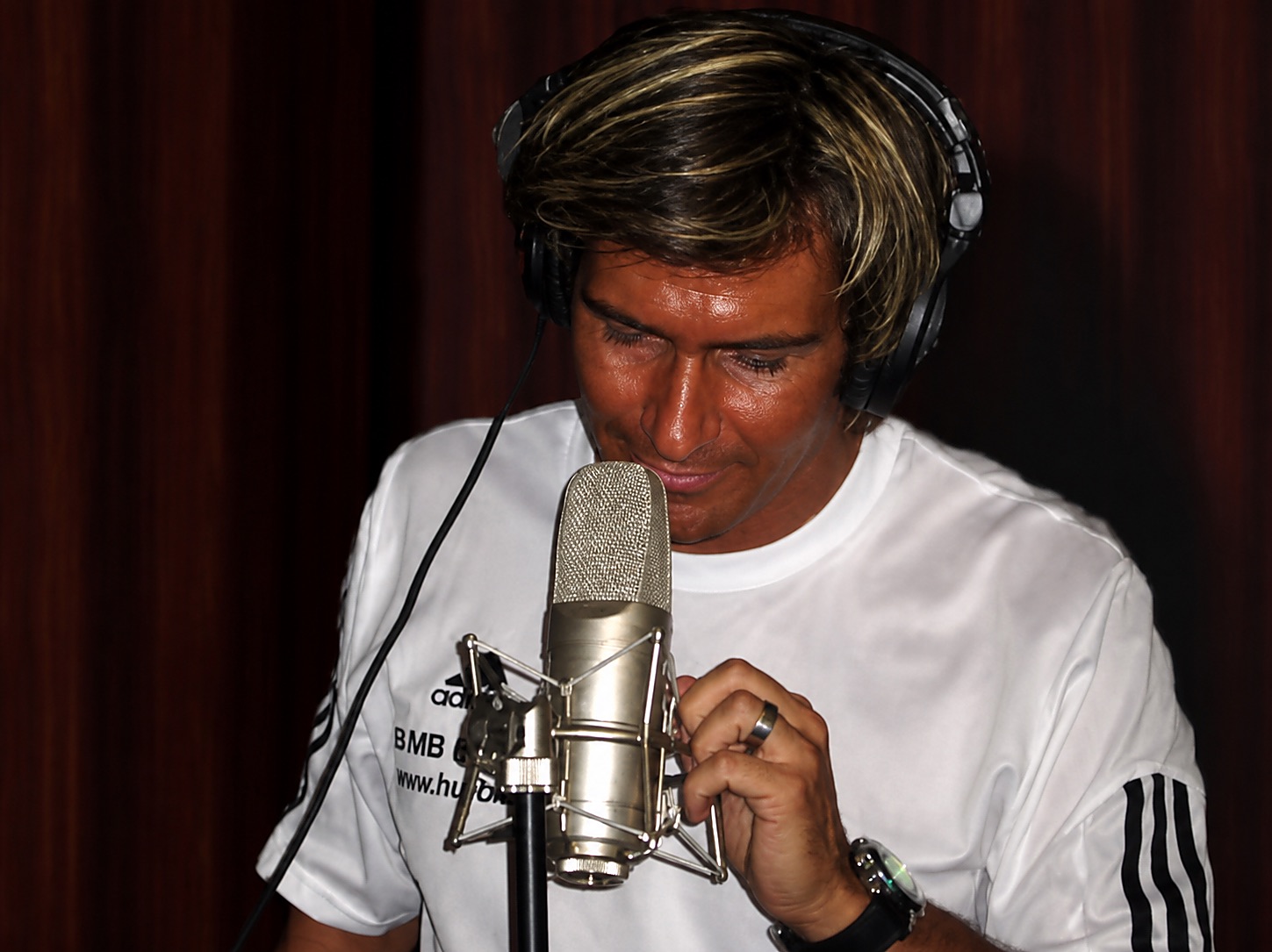 DJ MB PARADISE bei der Arbeit am Mischpult